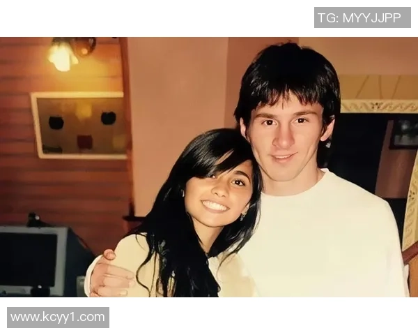 足球明星亲吻老婆甜蜜瞬间视频分享感动无数球迷心灵 足球明星亲吻老婆甜蜜瞬间视频分享感动无数球迷心灵