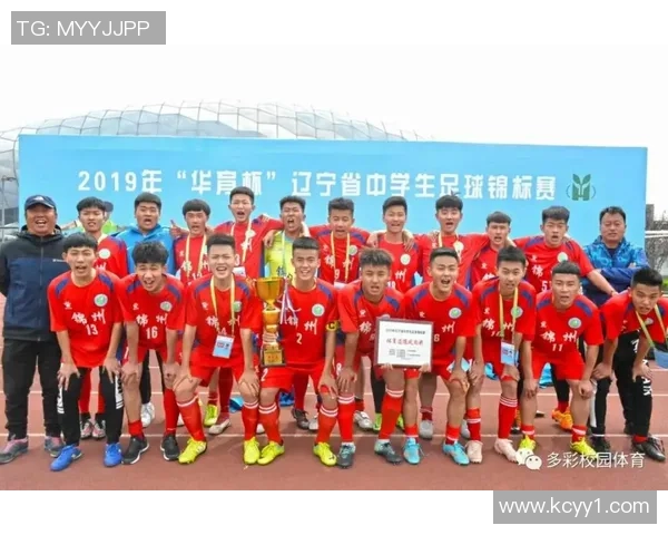 足球明星温馨合影传递友谊与热爱比心瞬间定格精彩时刻