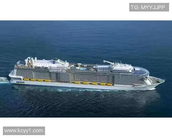 足球明星与女友浪漫航行在阳光下的海洋之旅