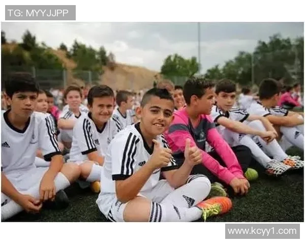 足球明星身着白袍展现优雅风采的精彩瞬间合集 足球明星身着白袍展现优雅风采的精彩瞬间合集