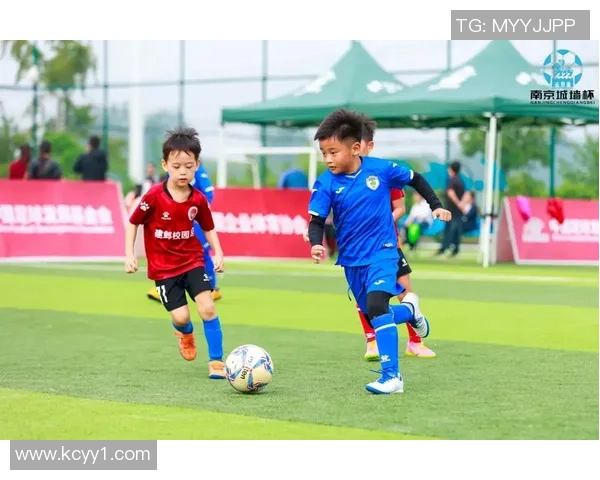 带球技术出众的足球明星们如何在赛场上展现个人魅力与团队配合